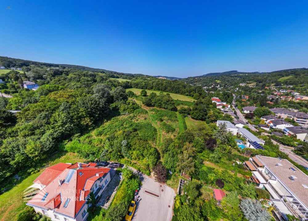 Před branami Vídně – travnatá plocha s označením jako země určená k výstavbě