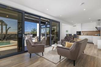 Thumbnail von Moderne Villa mit Pool und Meerblick