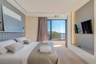 Thumbnail von Moderne Villa mit Infinity-Pool und Panorama-Meerblick