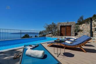 Thumbnail von Moderne Steinvilla mit Swimmingpool und Meerblick