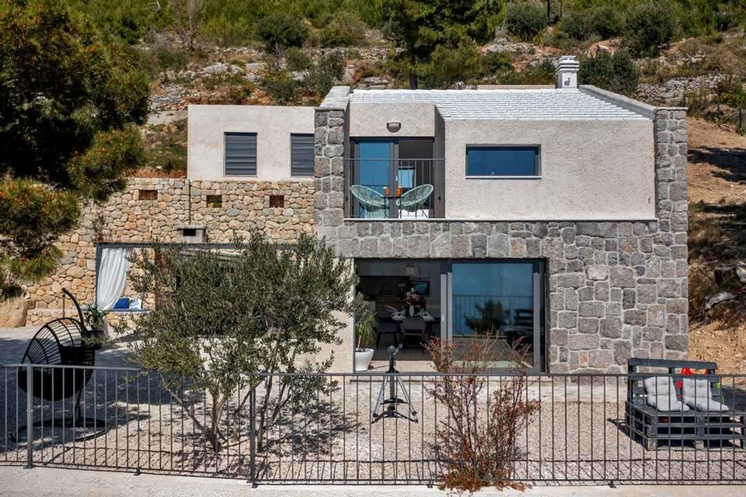 Moderne Steinvilla mit Swimmingpool und Meerblick