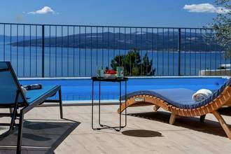 Thumbnail von Moderne Steinvilla mit Swimmingpool und Meerblick