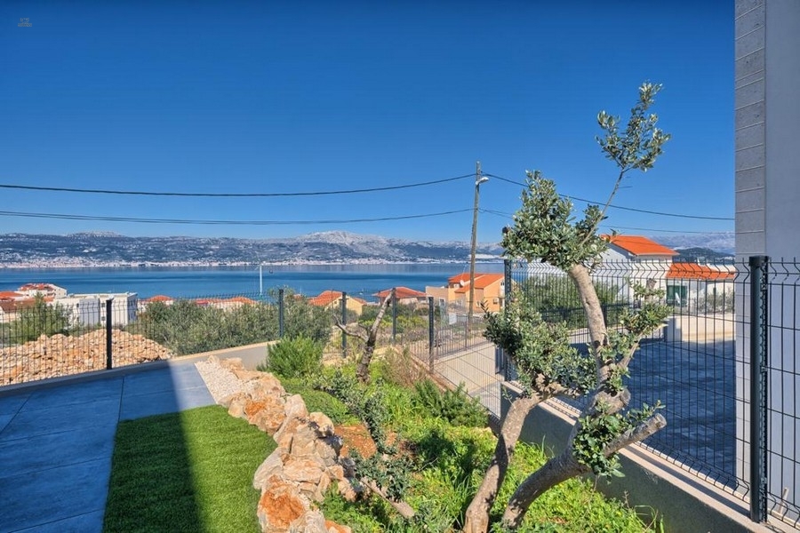 Erdgeschosswohnung mit Garten und Meerblick