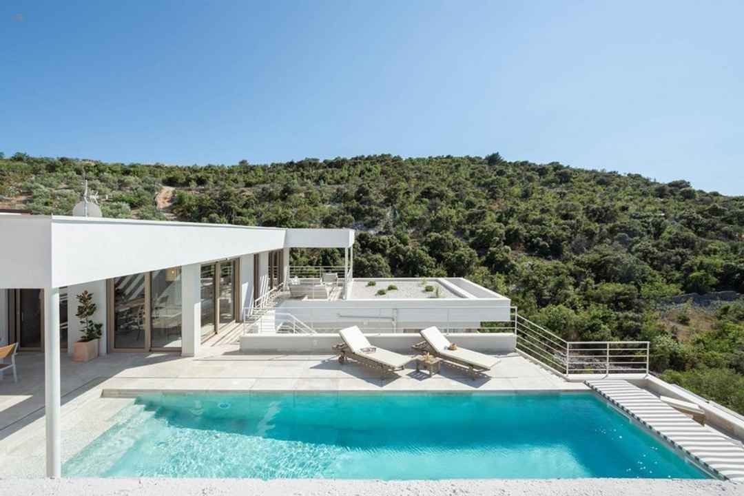 ロゴズニツァ地域の海辺近くのモダンな高級ヴィラ