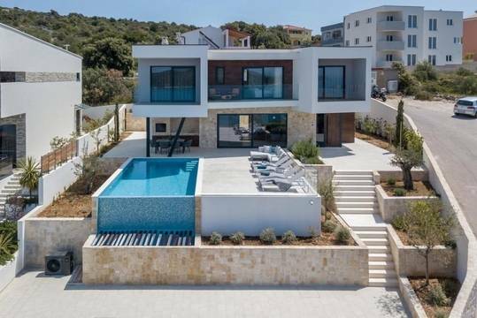 Moderne Villa mit Infinity-Pool nahe dem Meer, Region Rogoznica