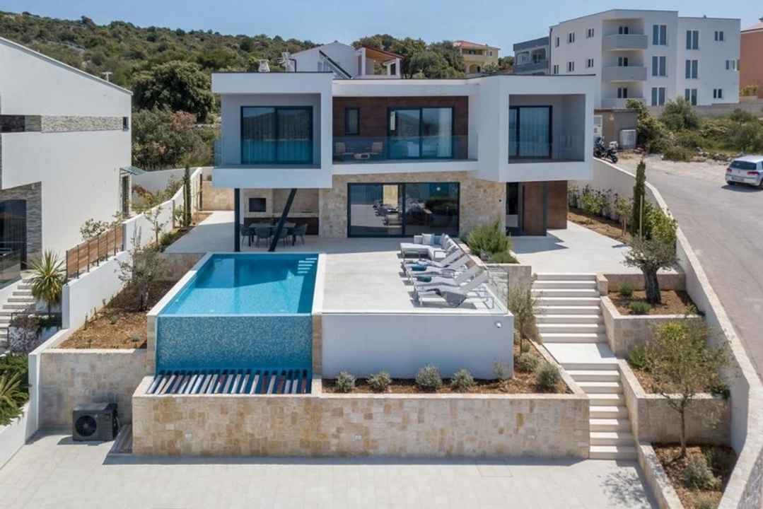 Moderne Villa mit Infinity-Pool nahe dem Meer, Region Rogoznica