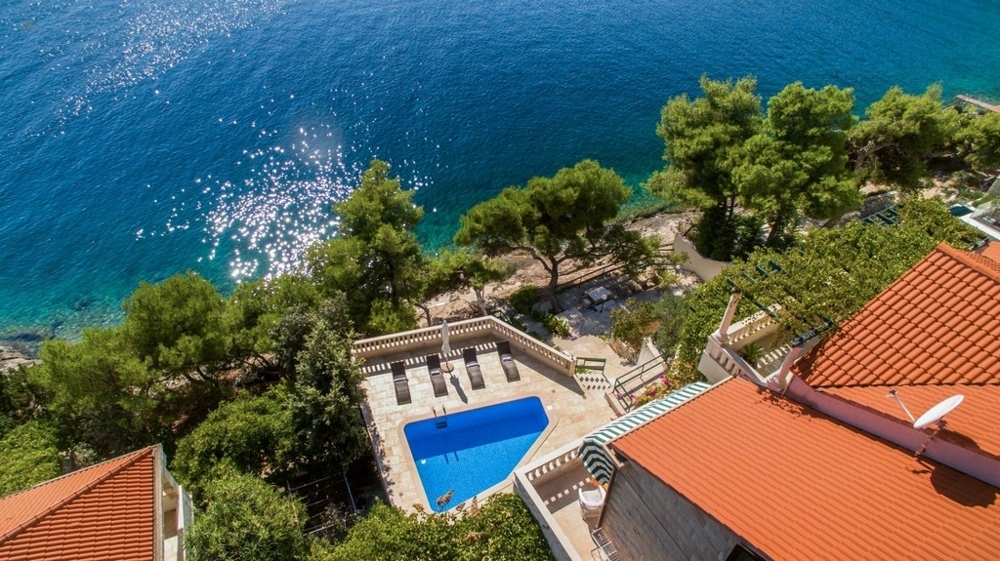 Mediterranean villa directly by the sea