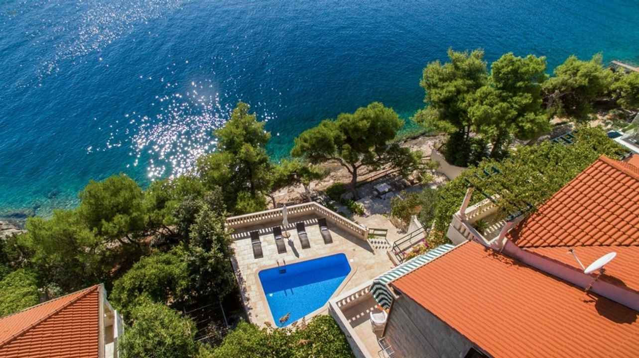 Mediterranean villa directly by the sea