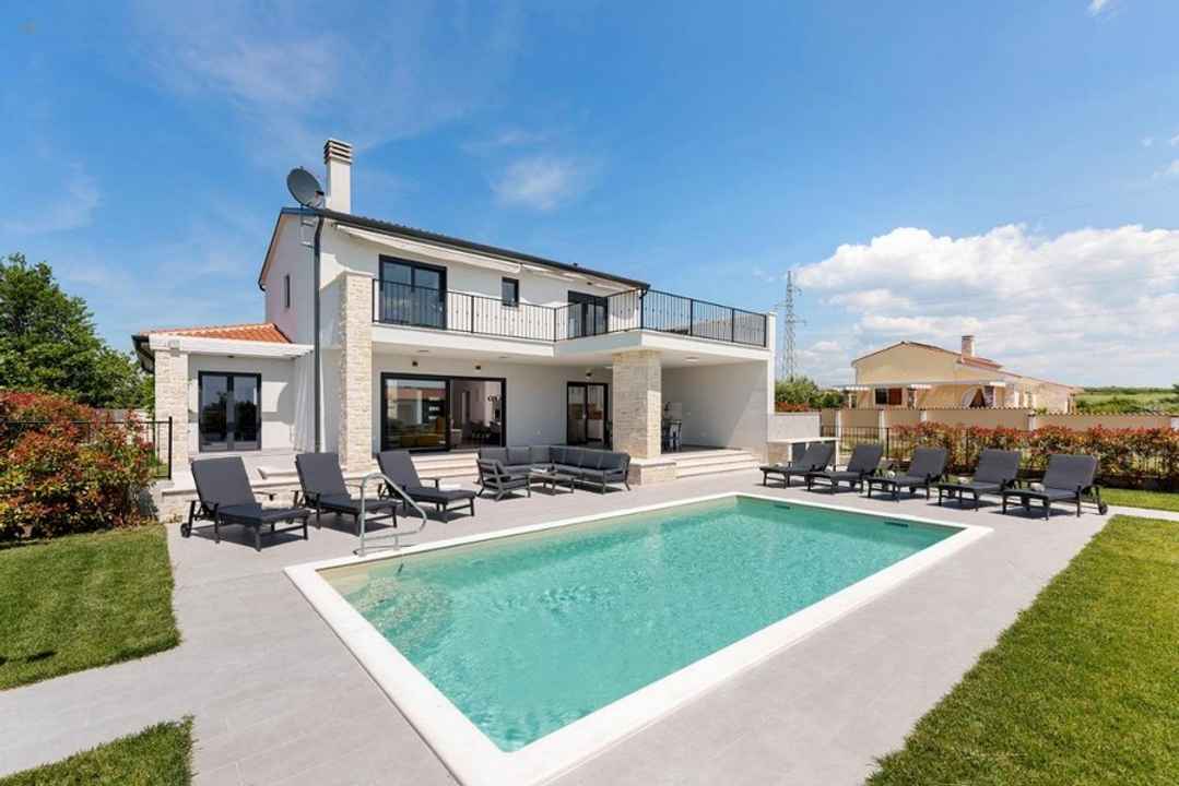 Mediterrane Villa mit Pool und Meerblick