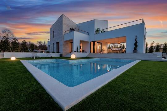 Moderne Luxusvilla mit Pool und Meerblick