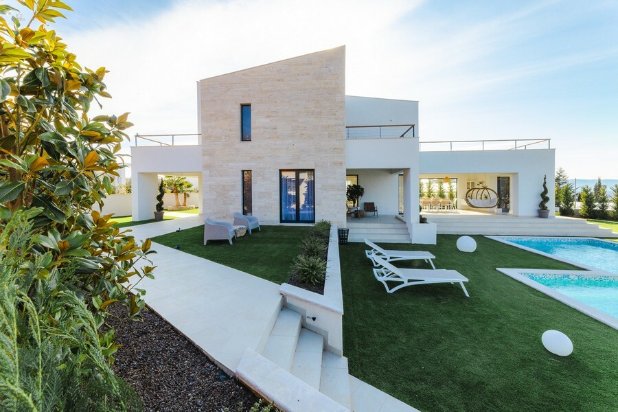 Thumbnail von Moderne Luxusvilla mit Pool und Meerblick