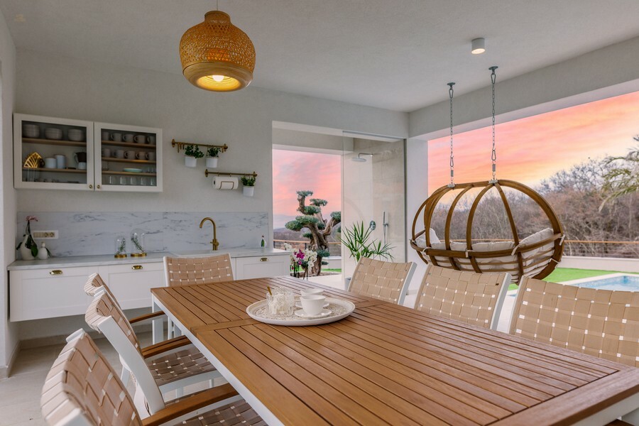 Thumbnail von Moderne Luxusvilla mit Pool und Meerblick