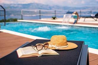 Thumbnail von Moderne Villa mit Infinity-Pool und Panorama-Meerblick