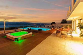 Thumbnail von Moderne Villa mit Infinity-Pool und Panorama-Meerblick