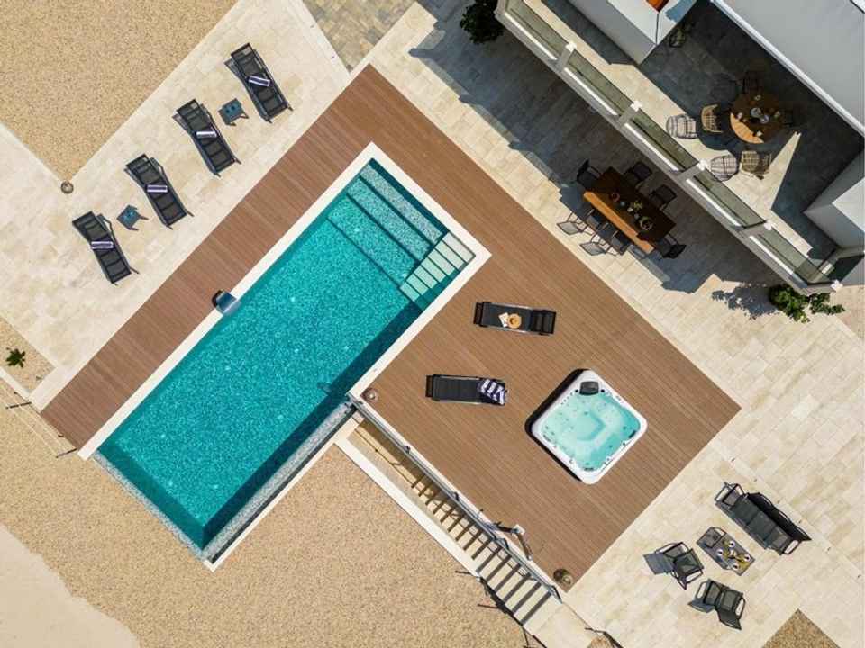 Moderne Villa mit Infinity-Pool und Panorama-Meerblick