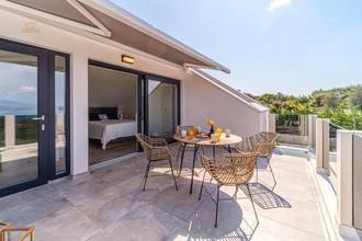 Thumbnail von Moderne Villa mit Infinity-Pool und Panorama-Meerblick