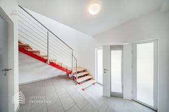 Thumbnail von Attraktives Gewerbejuwel: Lagerhalle + Büroflächen mit Photovoltaik direkt am Bahnhof