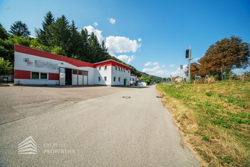 Thumbnail von Attraktives Gewerbejuwel: Lagerhalle + Büroflächen mit Photovoltaik direkt am Bahnhof