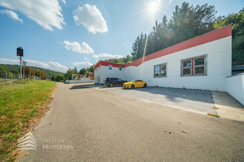 Thumbnail von Attraktives Gewerbejuwel: Lagerhalle + Büroflächen mit Photovoltaik direkt am Bahnhof