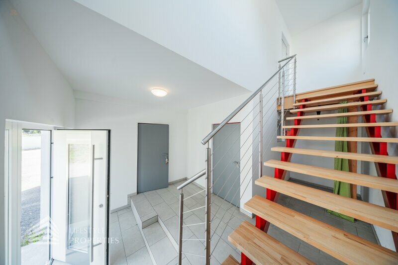 Thumbnail von Attraktives Gewerbejuwel: Lagerhalle + Büroflächen mit Photovoltaik direkt am Bahnhof