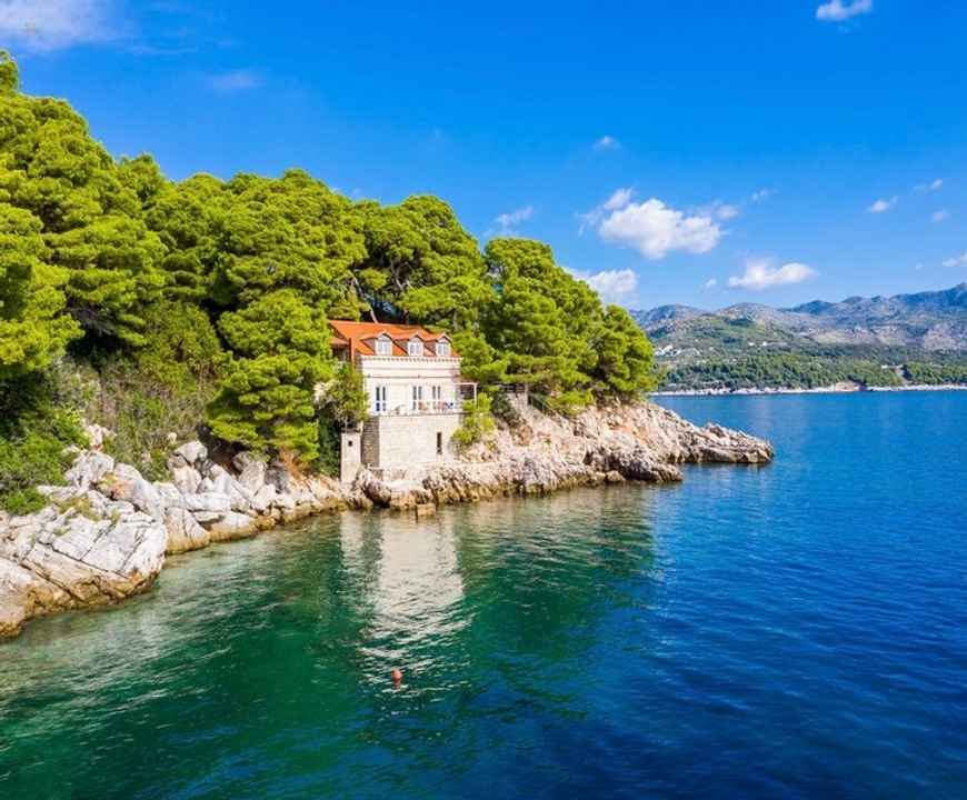 Mediterrane Villa in außergewöhnlicher Lage direkt am Wasser - zur Renovierung