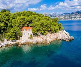 Thumbnail von Mediterrane Villa in außergewöhnlicher Lage direkt am Wasser - zur Renovierung