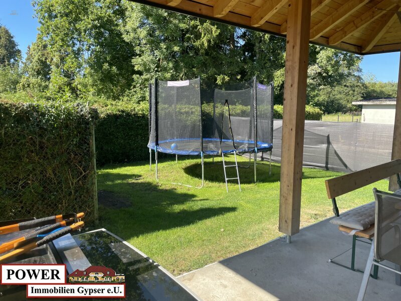 Neuwertiger Bungalow in unschlagbarer Lage, zentral, umgeben von Grünland in Bachnähe!