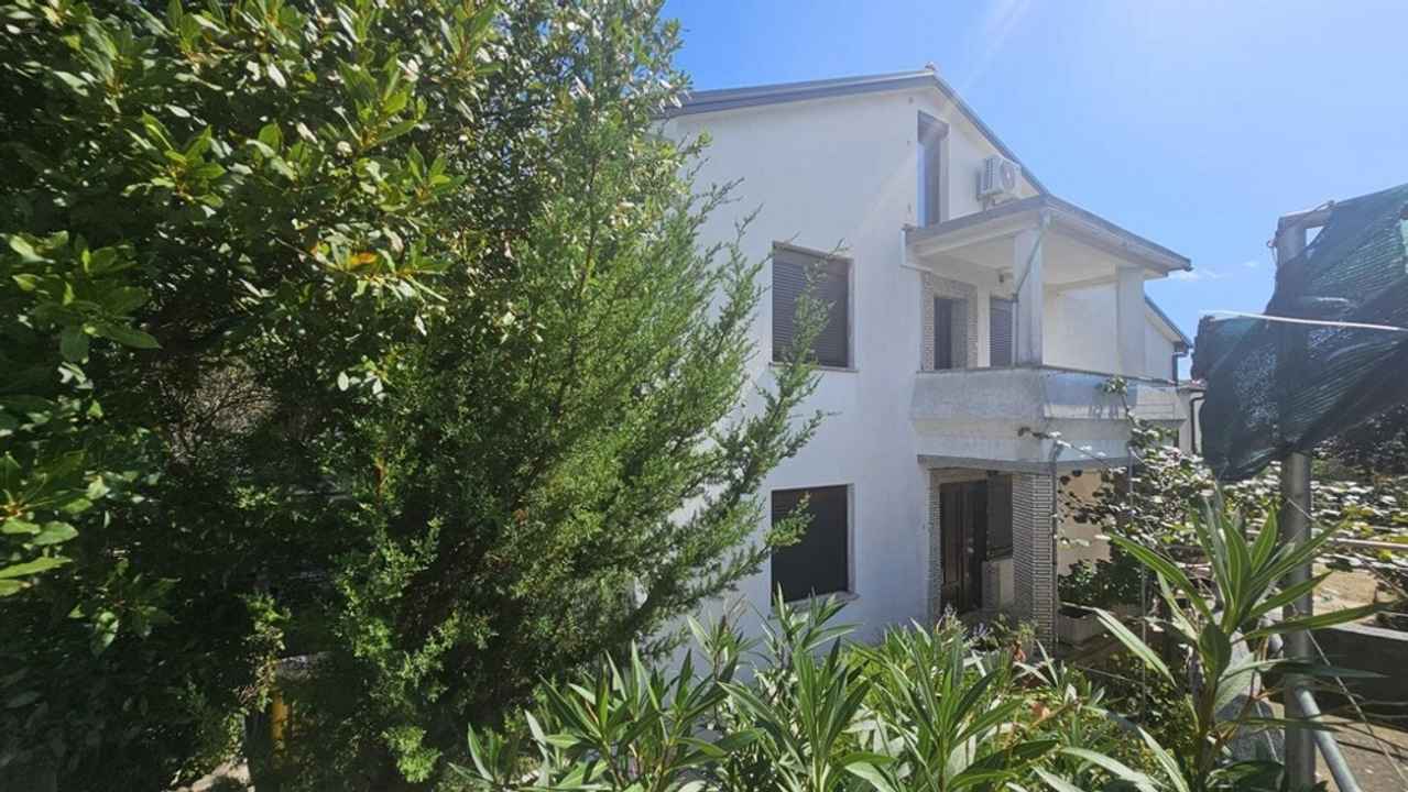 Doppelhaushälfte mit drei Apartments