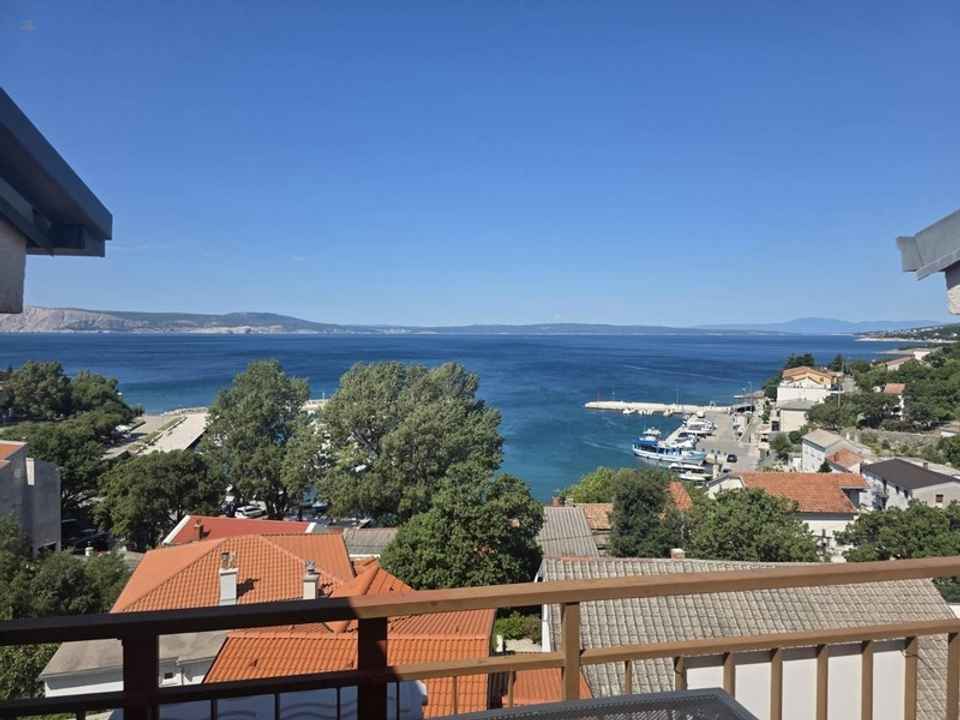 Möblierte Dachgeschosswohnung mit Galerie nahe dem Meer