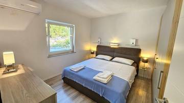 Thumbnail von Moderne Villa mit Swimmingpool (2 Wohneinheiten)