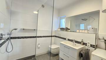 Thumbnail von Moderne Villa mit Swimmingpool (2 Wohneinheiten)