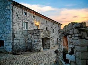 Thumbnail von Barrierefreies Anwesen mit zwei Steinhäusern und Swimmingpool