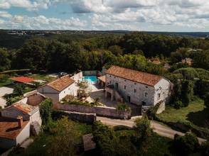 Thumbnail von Barrierefreies Anwesen mit zwei Steinhäusern und Swimmingpool