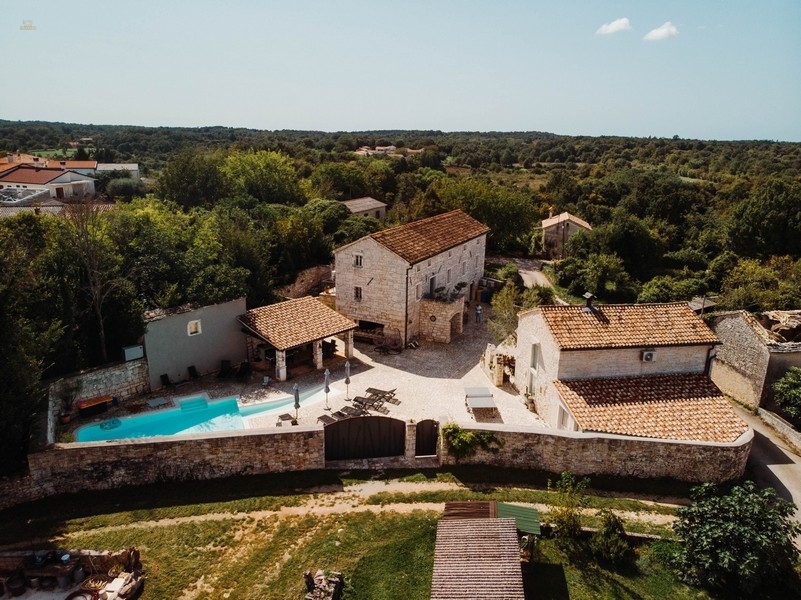 Barrierefreies Anwesen mit zwei Steinhäusern und Swimmingpool