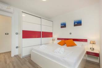 Thumbnail von Villa mit 5 Appartements in außergewöhnlicher Lage mit Blick auf die Kornaten