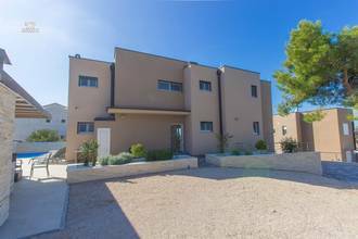 Thumbnail von Villa mit 5 Appartements in außergewöhnlicher Lage mit Blick auf die Kornaten