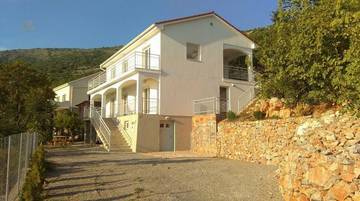 Thumbnail von Haus mit zwei Wohnungen und einem Studio