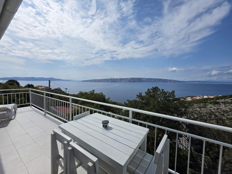 Haus mit zwei Wohnungen und einem Studio