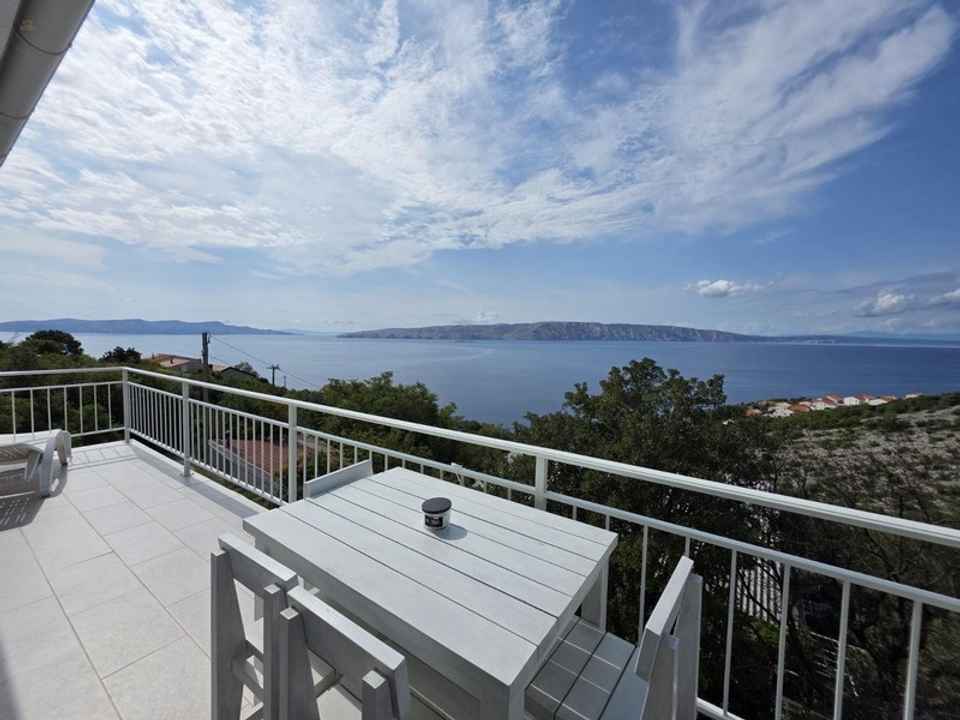 Haus mit zwei Wohnungen und einem Studio