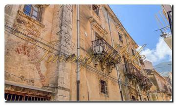 Thumbnail von Immogold Sizilien. Instaurieren sie das sizilianische Palazzo mit Innenhof und Kirche