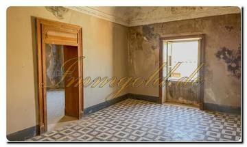 Thumbnail von Immogold Sizilien. Instaurieren sie das sizilianische Palazzo mit Innenhof und Kirche