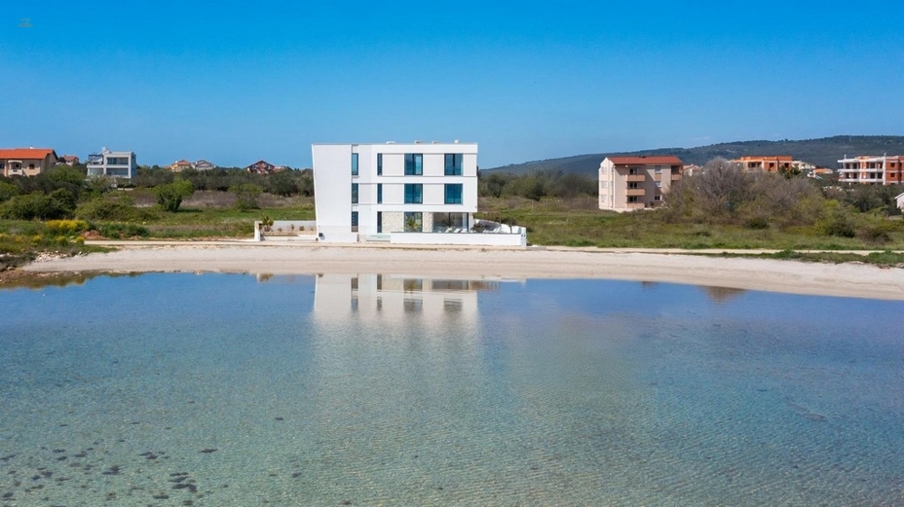 Moderne Villa in der 1. Reihe zum Meer