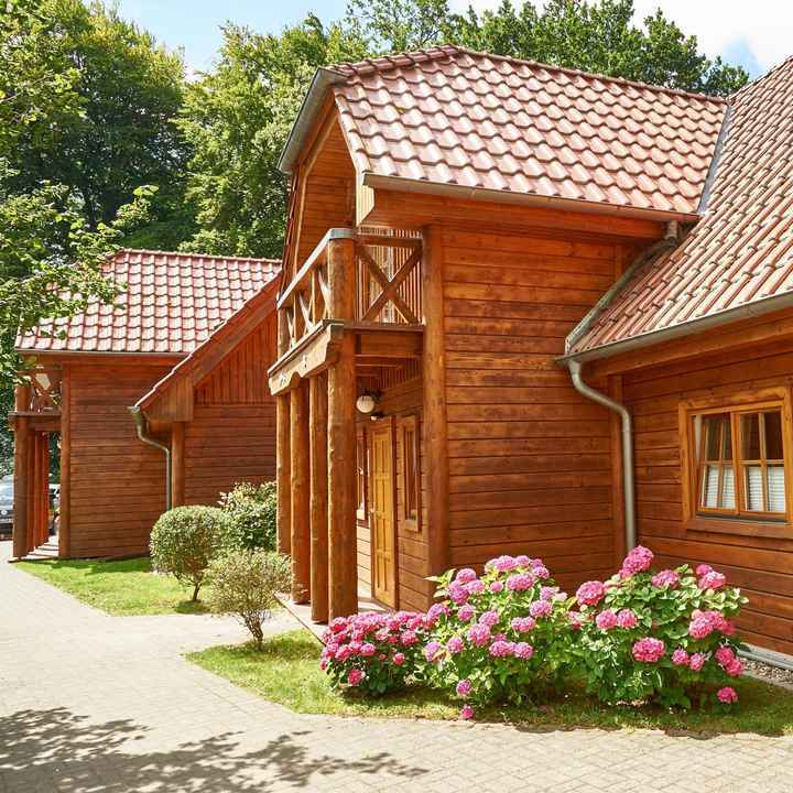 Holz trifft Hochufer: 4 strandnahe Wohneinheiten - Meeresrauschen gratis!