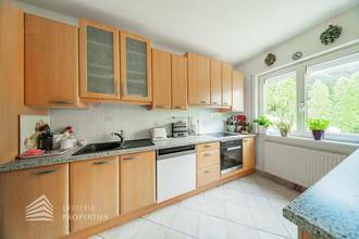 Thumbnail von Luxuriöse Villa im Wienerwald – Beheizter Salzwasserpool, Gartenparadies & Premium-Parkmöglichkeiten