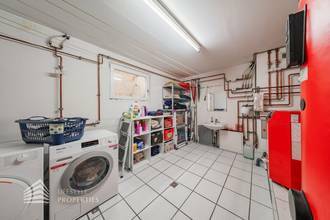 Thumbnail von Luxuriöse Villa im Wienerwald – Beheizter Salzwasserpool, Gartenparadies & Premium-Parkmöglichkeiten