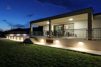 Thumbnail von Moderner Bungalow mit Pool und Meerblick