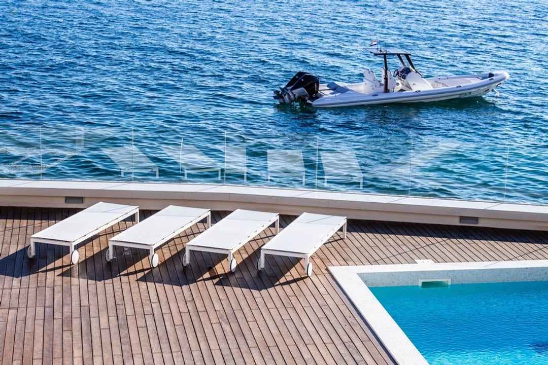 Villa di lusso moderna direttamente sul mare