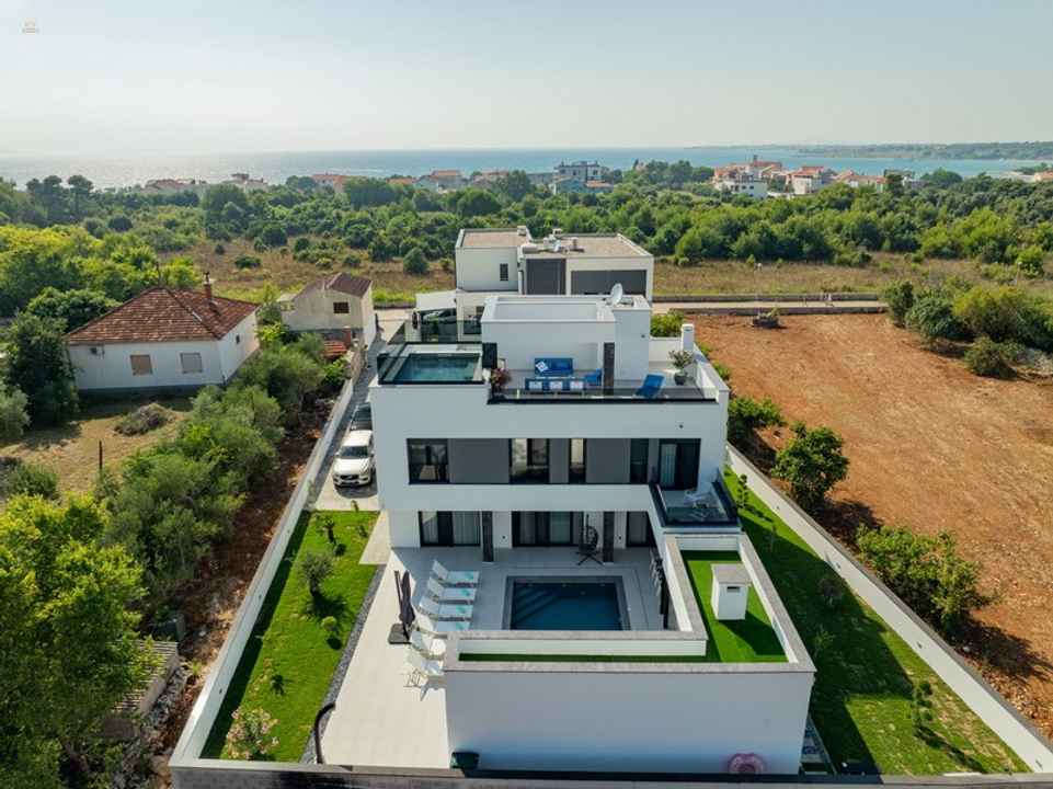 Moderne Villa mit Dachterrasse und Pool, Region Zadar