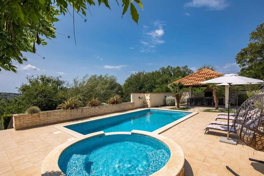 Haus mit Swimmingpool in mediterraner, ruhiger Umgebung