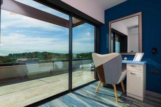 Thumbnail von Moderne Luxusvilla mit Swimmingpool und Meerblick, Region Pula